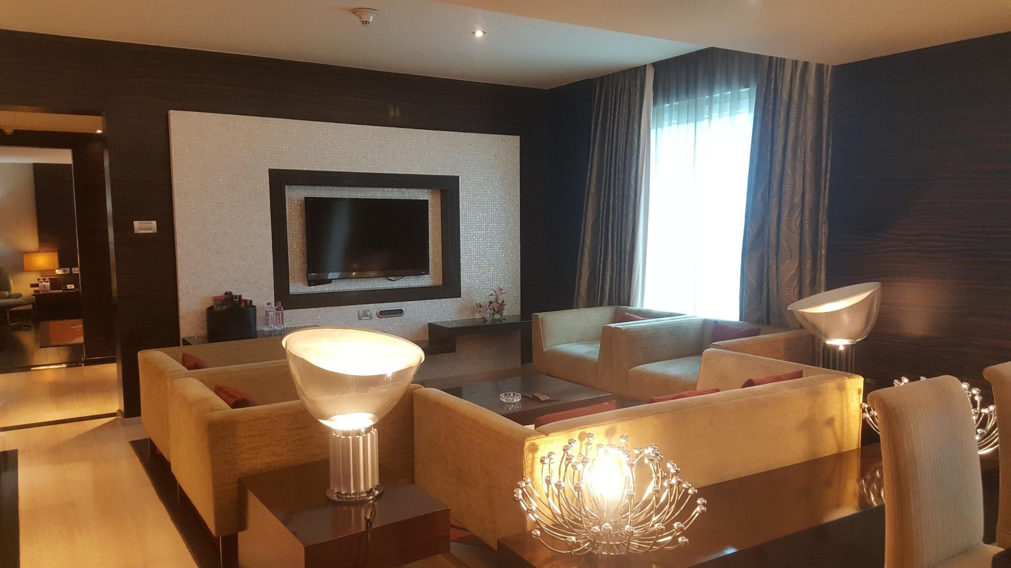 Vivanta Hyderabad, Begumpet Eksteriør billede Living room of a suite at the hotel