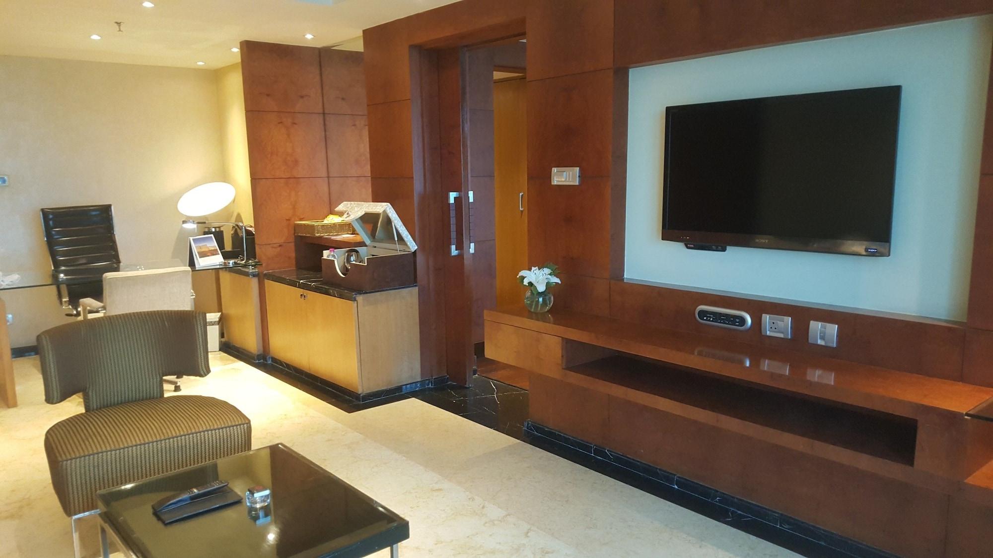 Vivanta Hyderabad, Begumpet Eksteriør billede A suite at the Taj Mahal Palace
