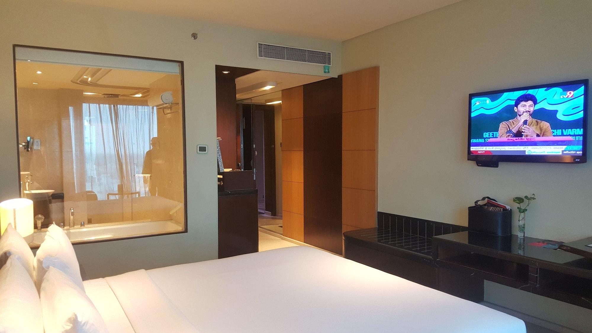 Vivanta Hyderabad, Begumpet Eksteriør billede A room at the hotel