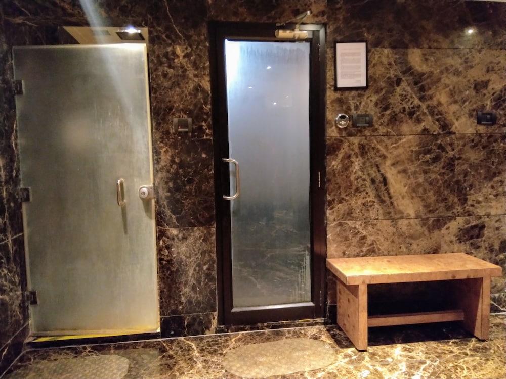 Vivanta Hyderabad, Begumpet Eksteriør billede A shower room