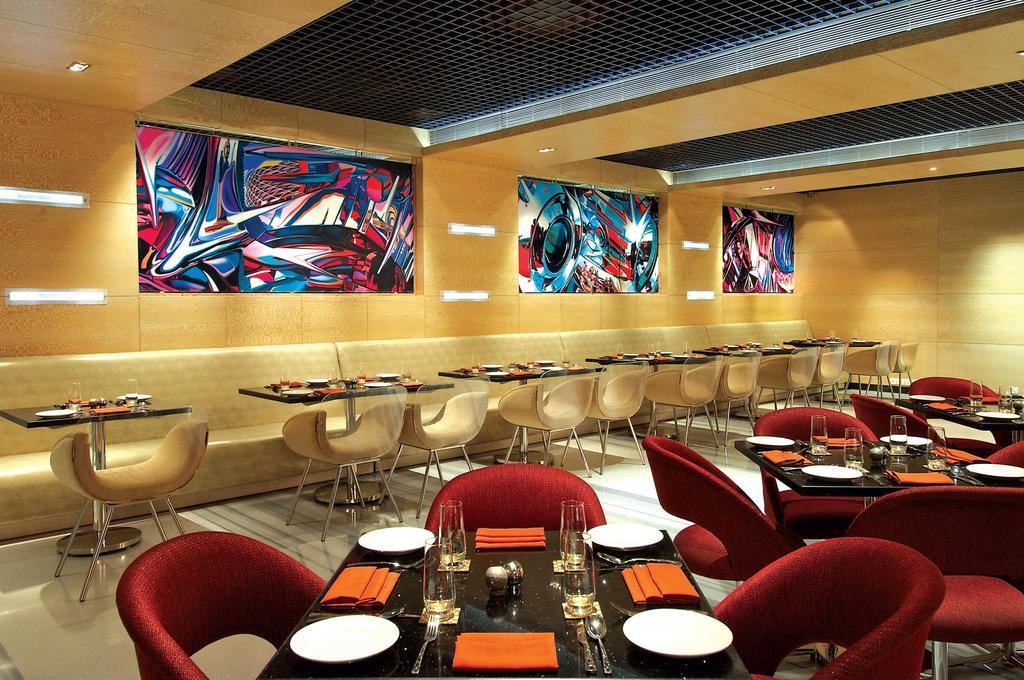 Vivanta Hyderabad, Begumpet Eksteriør billede The interior of the restaurant