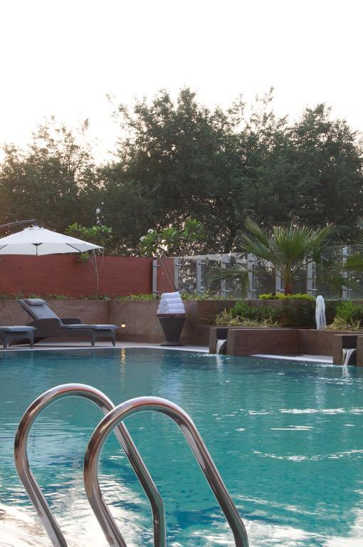 Vivanta Hyderabad, Begumpet Eksteriør billede The pool at the Taj Bengal