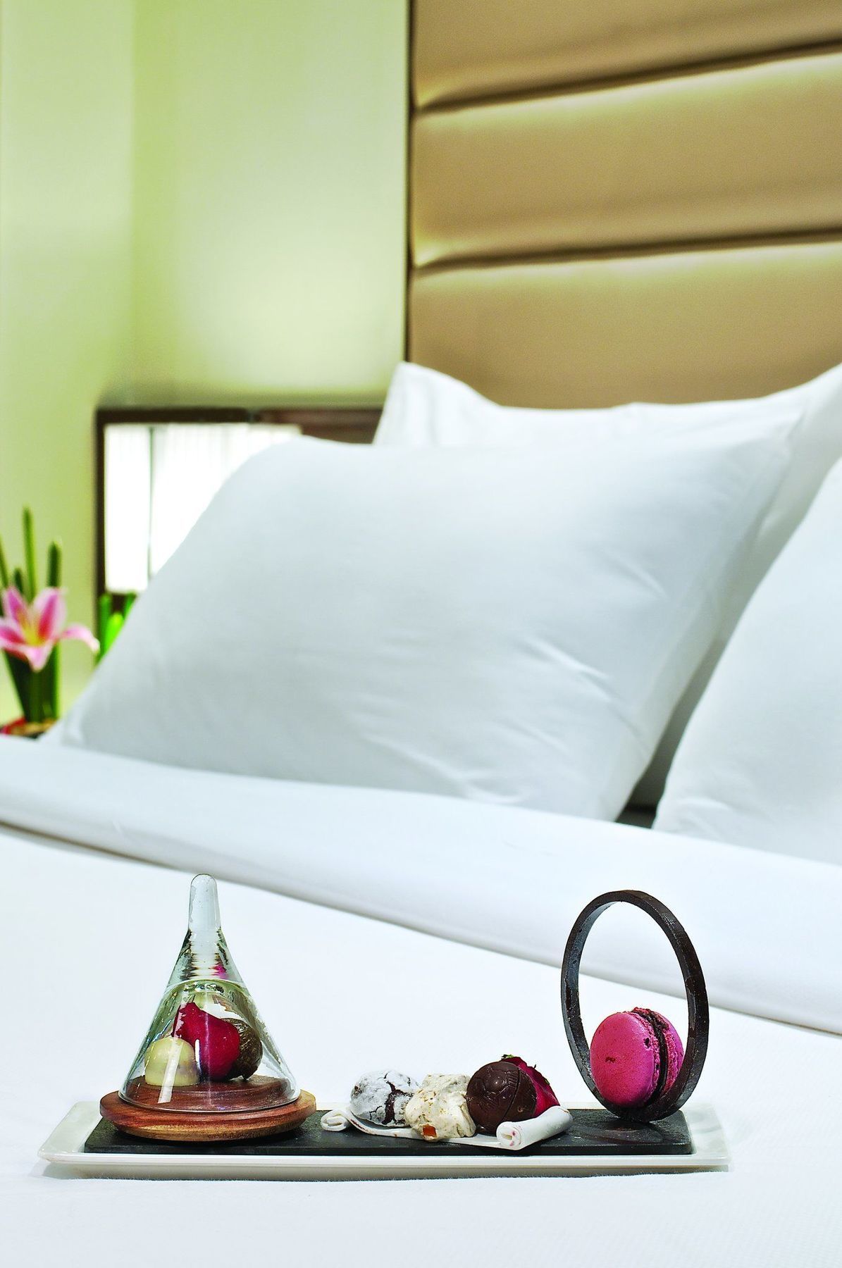Vivanta Hyderabad, Begumpet Værelse billede Pillows on a bed