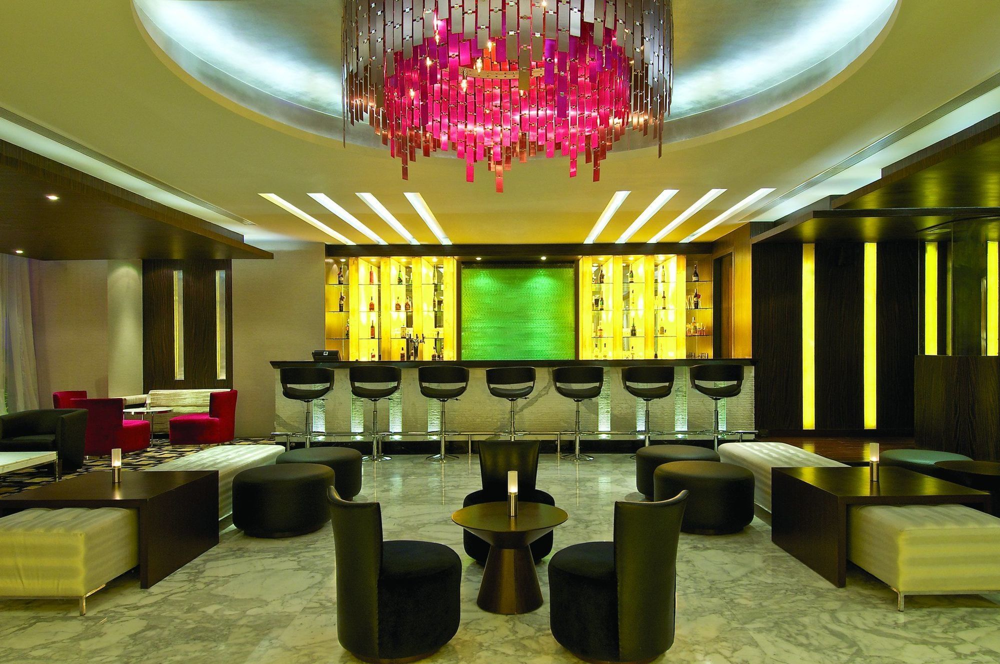 Vivanta Hyderabad, Begumpet Restaurant billede The bar at the W Doha
