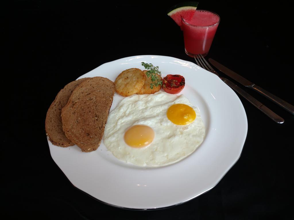 Vivanta Hyderabad, Begumpet Eksteriør billede A plate of sunny-side-up eggs