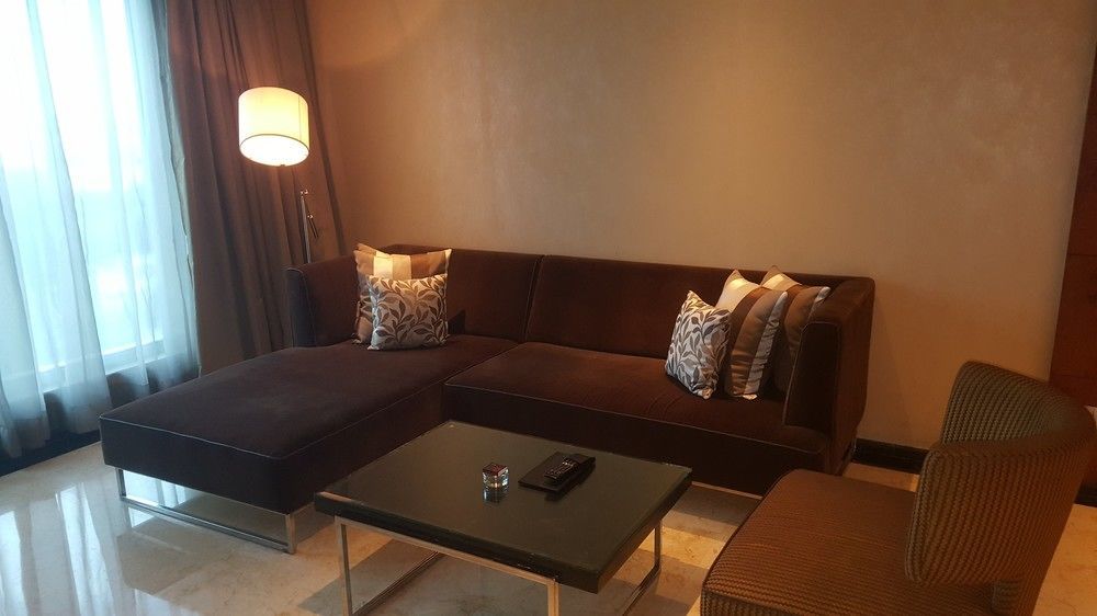 Vivanta Hyderabad, Begumpet Eksteriør billede A living room in a suite at the Ritz-Carlton, Kuala Lumpur