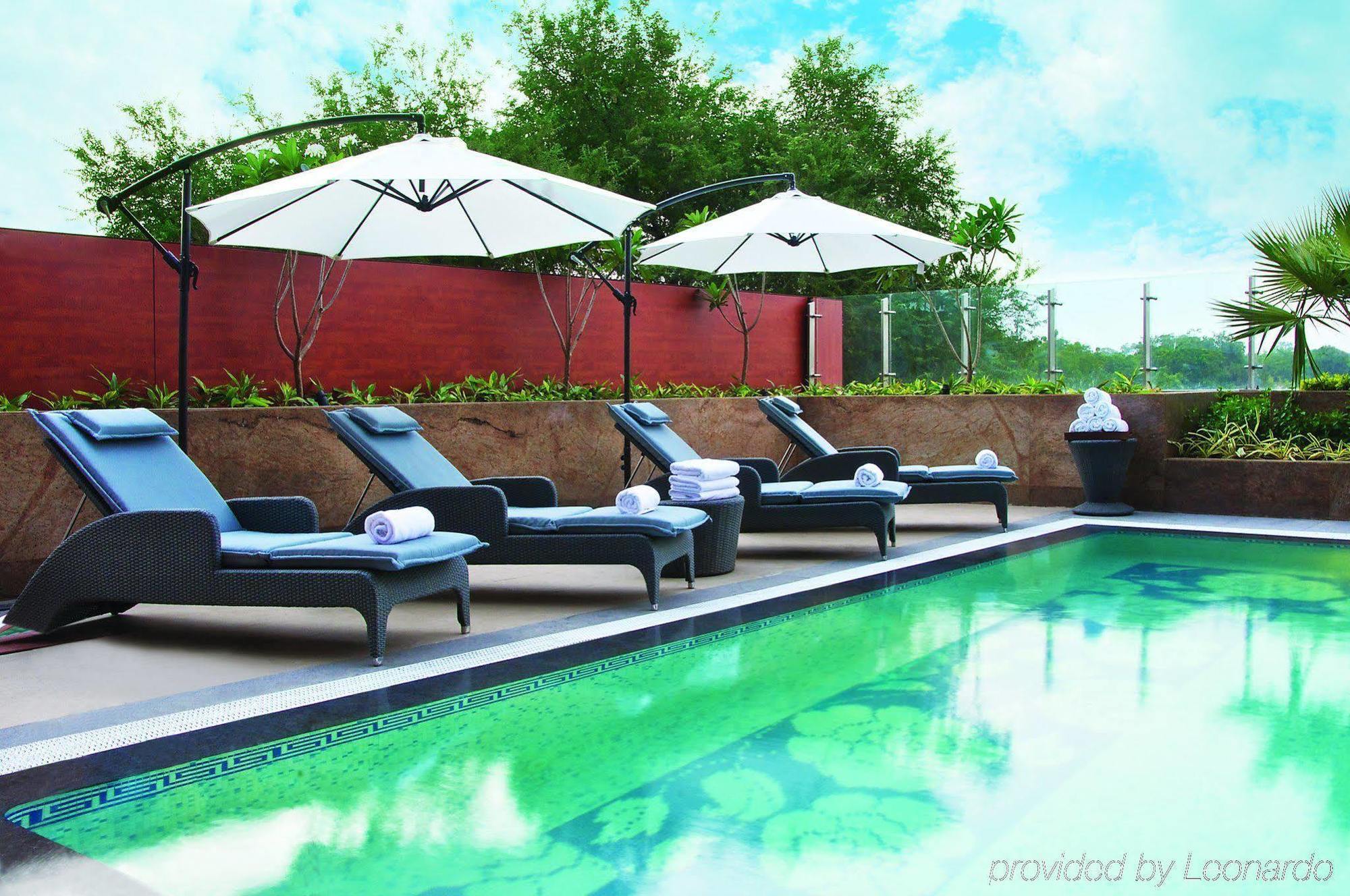 Vivanta Hyderabad, Begumpet Faciliteter billede The pool at the hotel