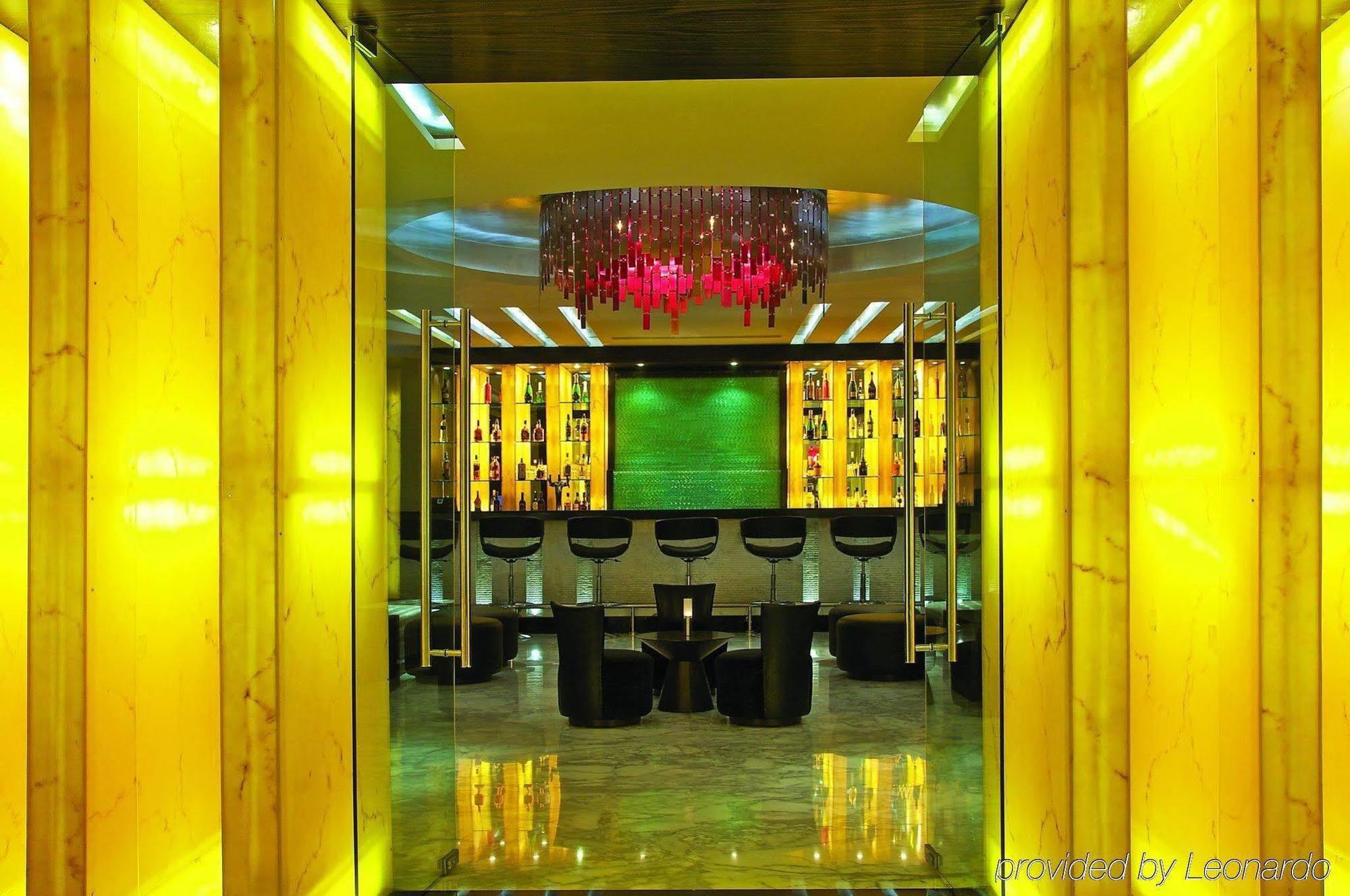 Vivanta Hyderabad, Begumpet Restaurant billede The lobby of the hotel