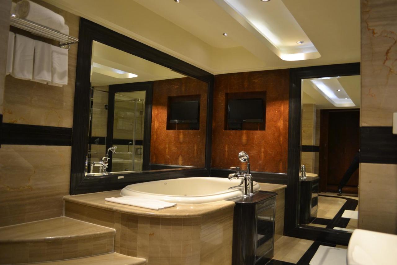 Vivanta Hyderabad, Begumpet Eksteriør billede Bathroom